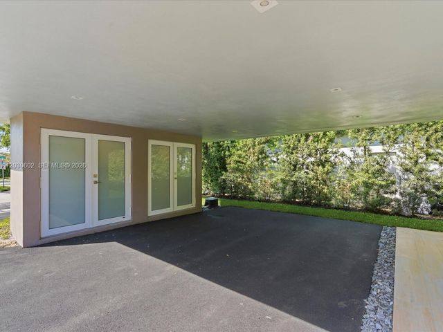 291 E Shore Drive E, Miami, FL 33133