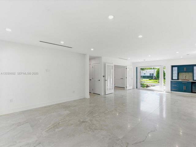 291 E Shore Drive E, Miami, FL 33133