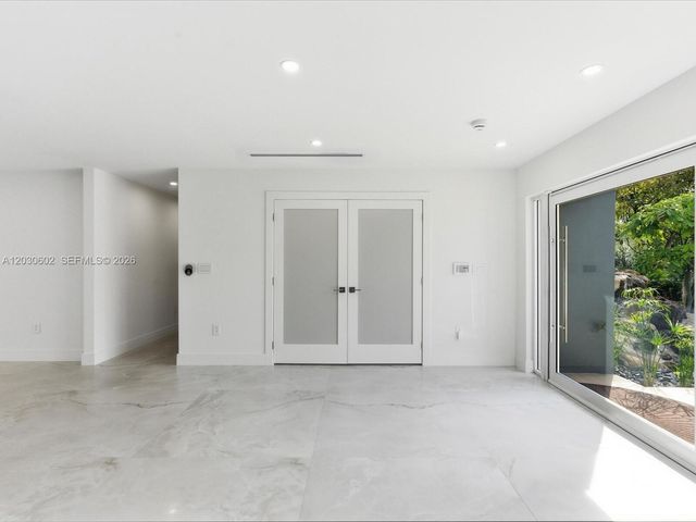 291 E Shore Drive E, Miami, FL 33133