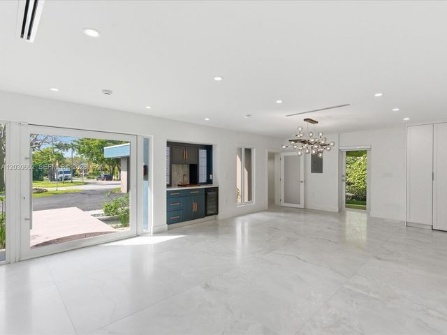 291 E Shore Drive E, Miami, FL 33133
