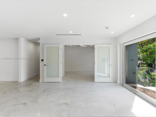 291 E Shore Drive E, Miami, FL 33133