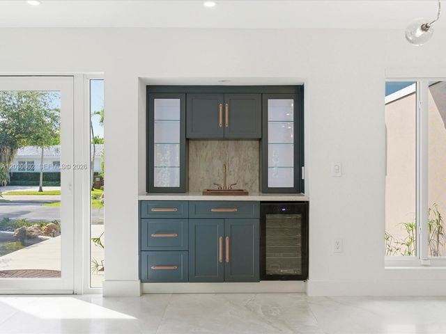 291 E Shore Drive E, Miami, FL 33133