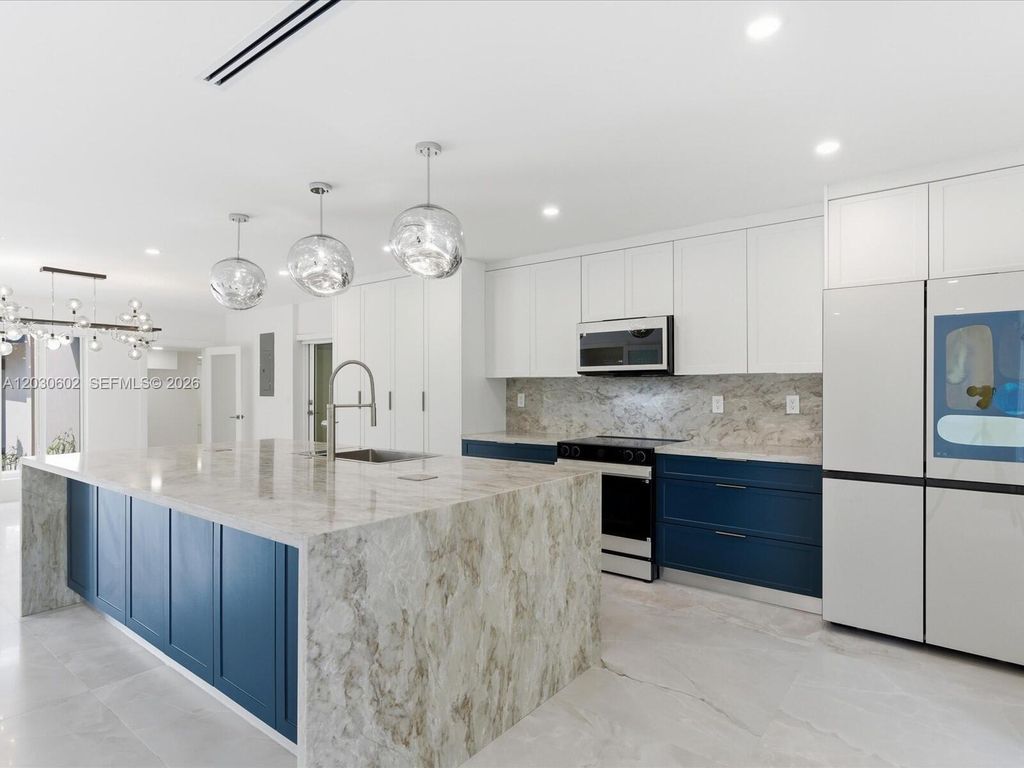 291 E Shore Drive E, Miami, FL 33133