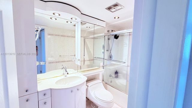 580 Egret Dr 211, Hallandale Beach, FL 33009