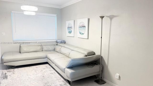 580 Egret Dr 211, Hallandale Beach, FL 33009