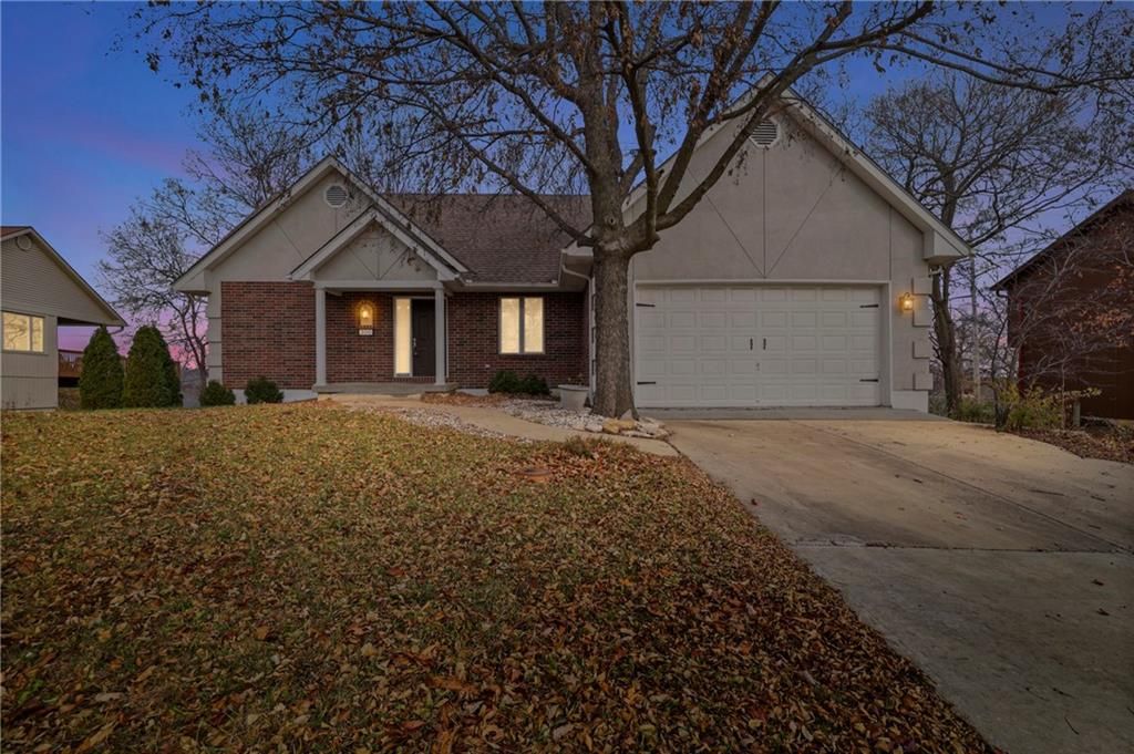 300 SW 25th Street, Oak Grove, MO 64075
