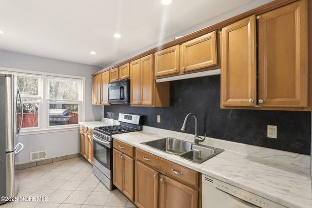 7 Citadel Court, Jackson, NJ 08527