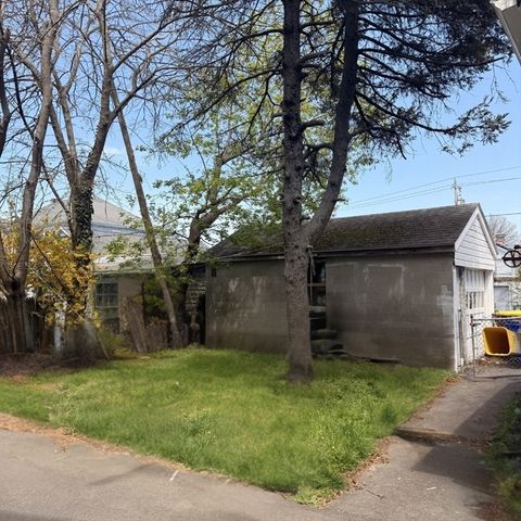 17 Wilcox St, Fall River, MA 02721