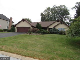 889 HERITAGE HILLS DR, York, PA 17402