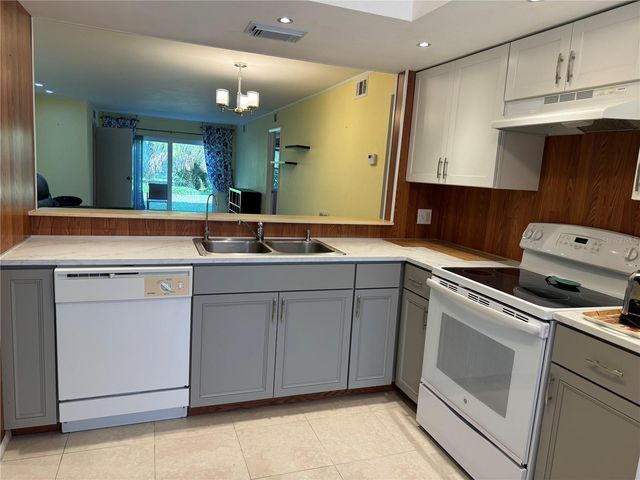 7580 92ND STREET 102D, Seminole, FL 33777