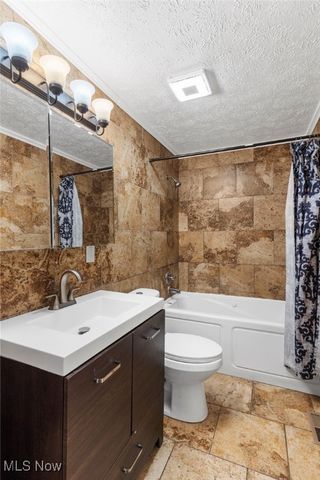 200 Hamrock Drive, Campbell, OH 44405