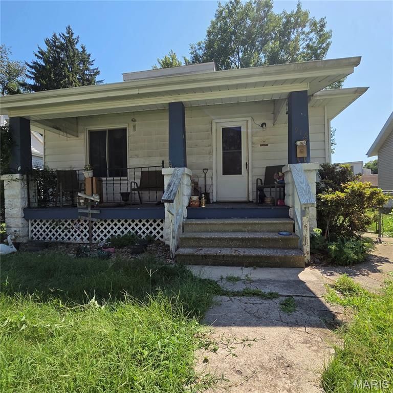 916 W Monroe Street, Belleville, IL 62220