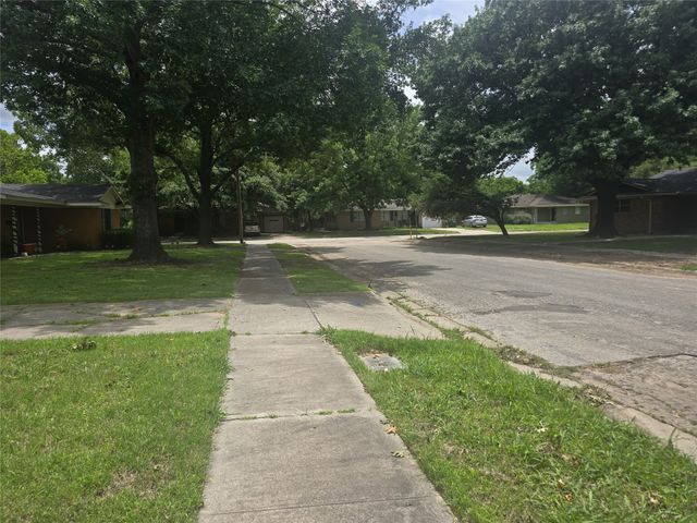 506 Meadow Drive, Gainesville, TX 76240
