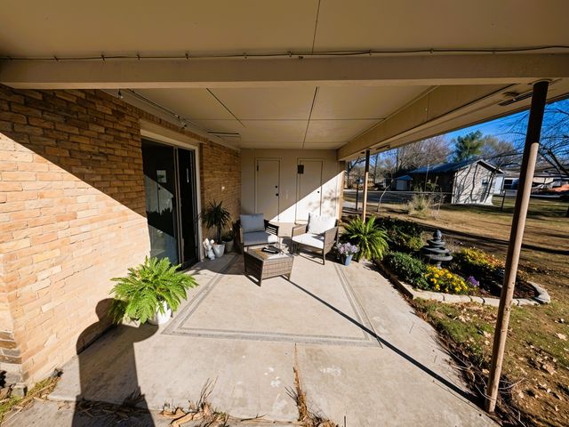 506 Meadow Drive, Gainesville, TX 76240