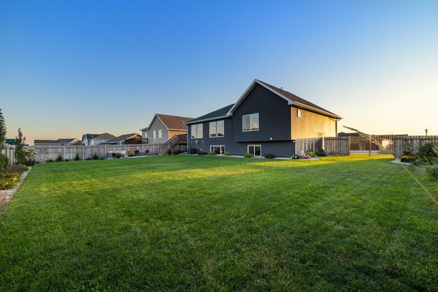 1501 Valley Bluffs Dr. SE, Minot, ND 58701