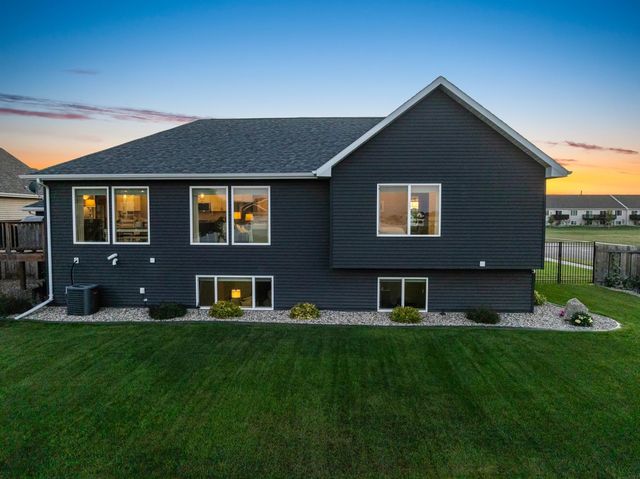 1501 Valley Bluffs Dr. SE, Minot, ND 58701