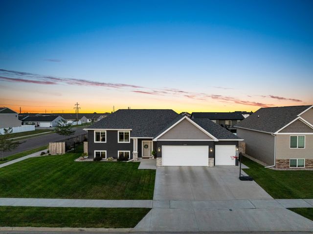 1501 Valley Bluffs Dr. SE, Minot, ND 58701