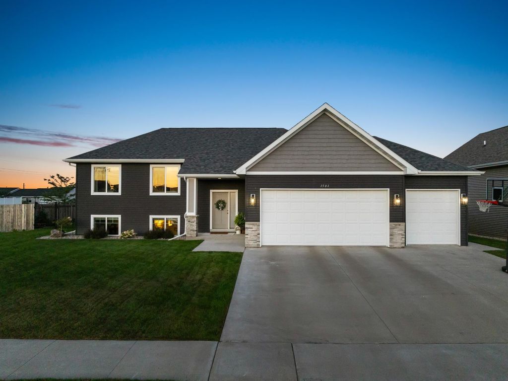 1501 Valley Bluffs Dr. SE, Minot, ND 58701
