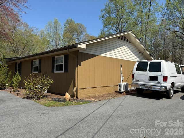 3309 40th Avenue Place NE, Hickory, NC 28601