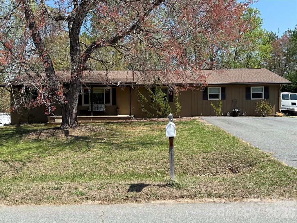 3309 40th Avenue Place NE, Hickory, NC 28601