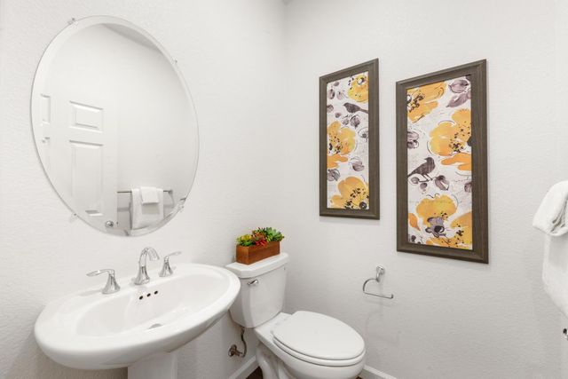 1051 Carson River Dr, Lincoln, CA 95648