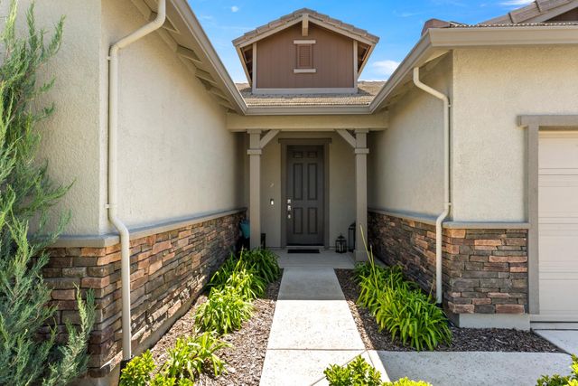 1051 Carson River Dr, Lincoln, CA 95648