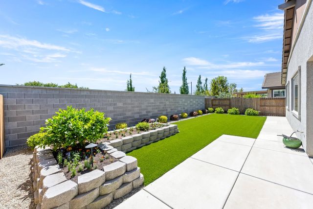 1051 Carson River Dr, Lincoln, CA 95648