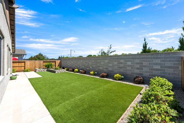 1051 Carson River Dr, Lincoln, CA 95648