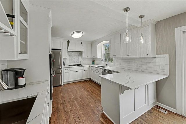 8001 Dearborn Drive, Prairie Village, KS 66208