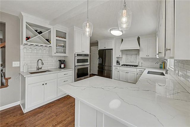 8001 Dearborn Drive, Prairie Village, KS 66208