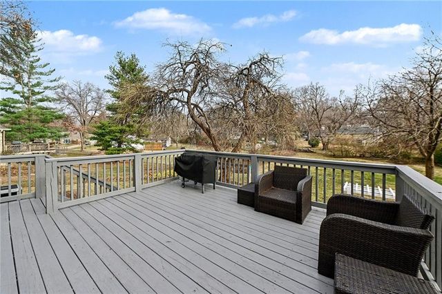 8001 Dearborn Drive, Prairie Village, KS 66208