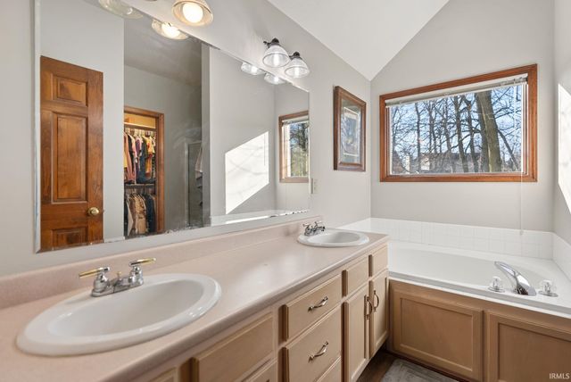 9518 Mill Ridge Run, Fort Wayne, IN 46835