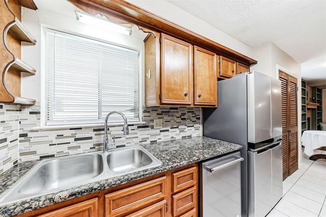 208 Driftwood Street, League City, TX 77573