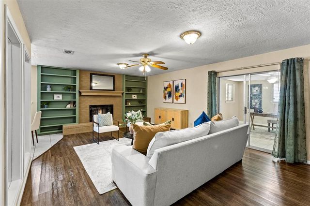 208 Driftwood Street, League City, TX 77573