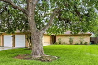 208 Driftwood Street, League City, TX 77573