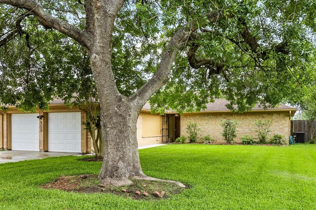 208 Driftwood Street, League City, TX 77573