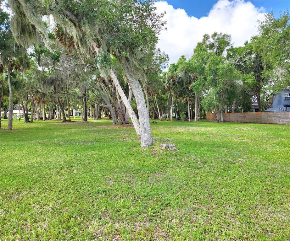 Image 11 of property listing at 102 17TH STREET NE, Bradenton, FL 34208