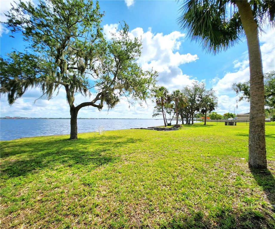Image 12 of property listing at 102 17TH STREET NE, Bradenton, FL 34208
