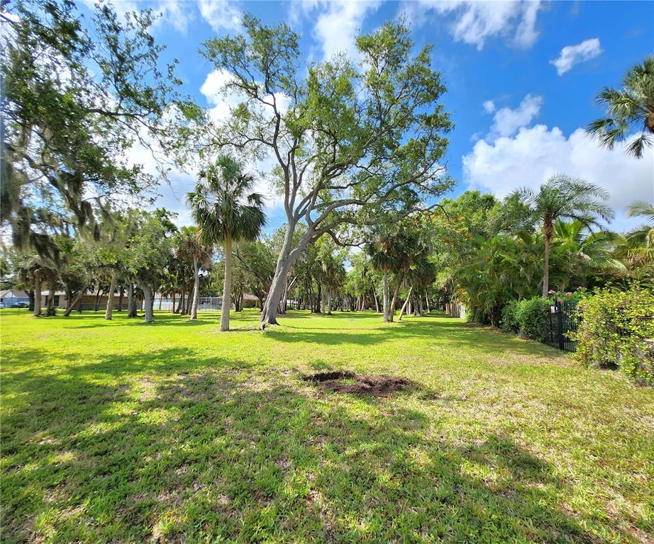 Image 14 of property listing at 102 17TH STREET NE, Bradenton, FL 34208