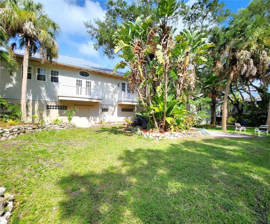 Image 16 of property listing at 102 17TH STREET NE, Bradenton, FL 34208