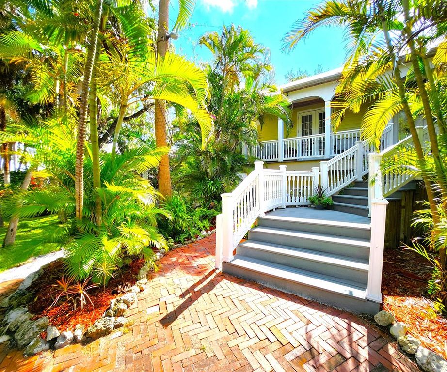 Image 19 of property listing at 102 17TH STREET NE, Bradenton, FL 34208