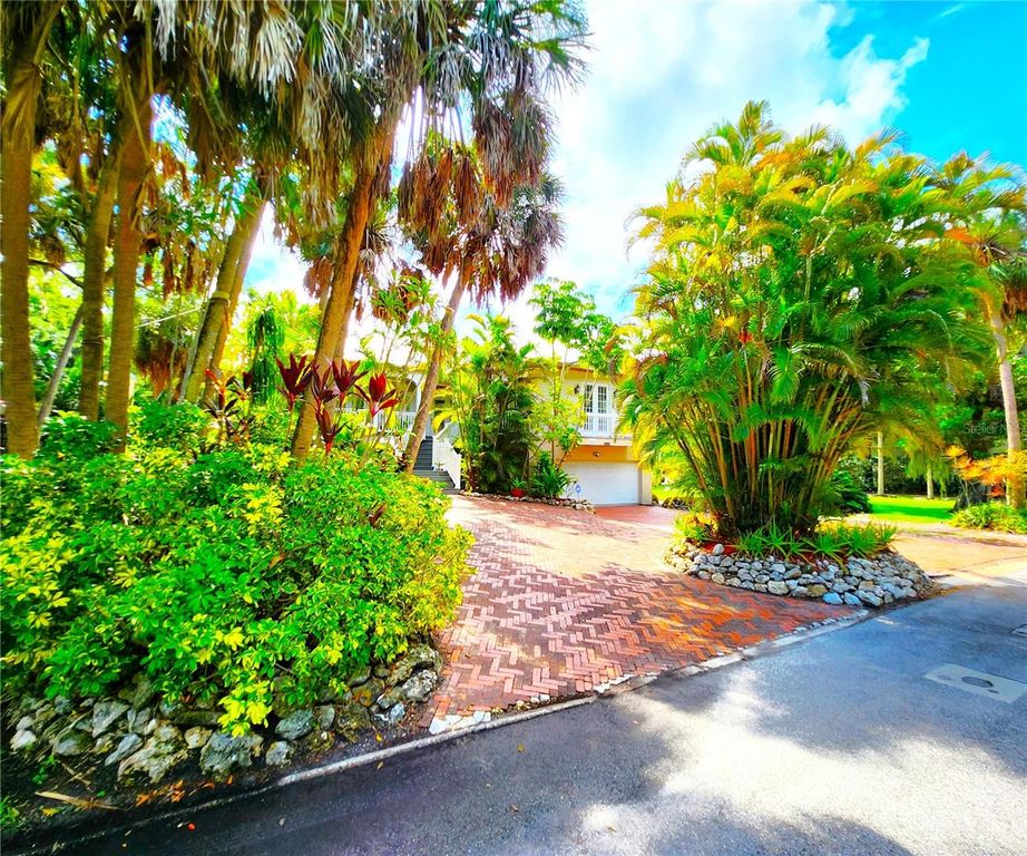 Image 3 of property listing at 102 17TH STREET NE, Bradenton, FL 34208