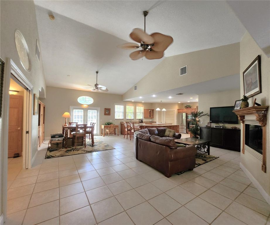 Image 25 of property listing at 102 17TH STREET NE, Bradenton, FL 34208