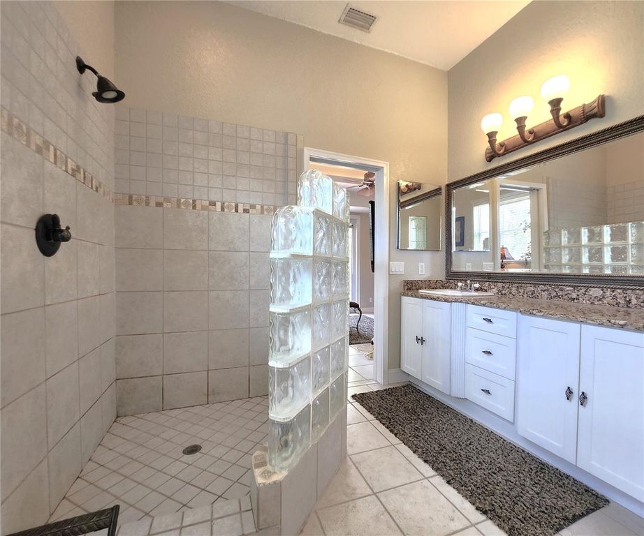 Image 32 of property listing at 102 17TH STREET NE, Bradenton, FL 34208