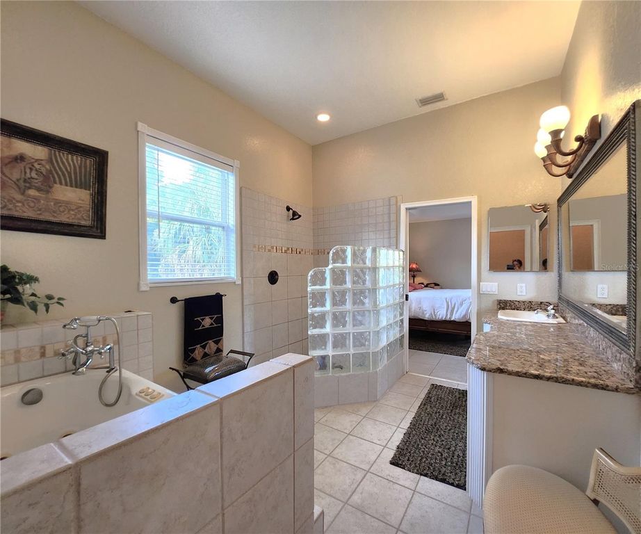 Image 33 of property listing at 102 17TH STREET NE, Bradenton, FL 34208