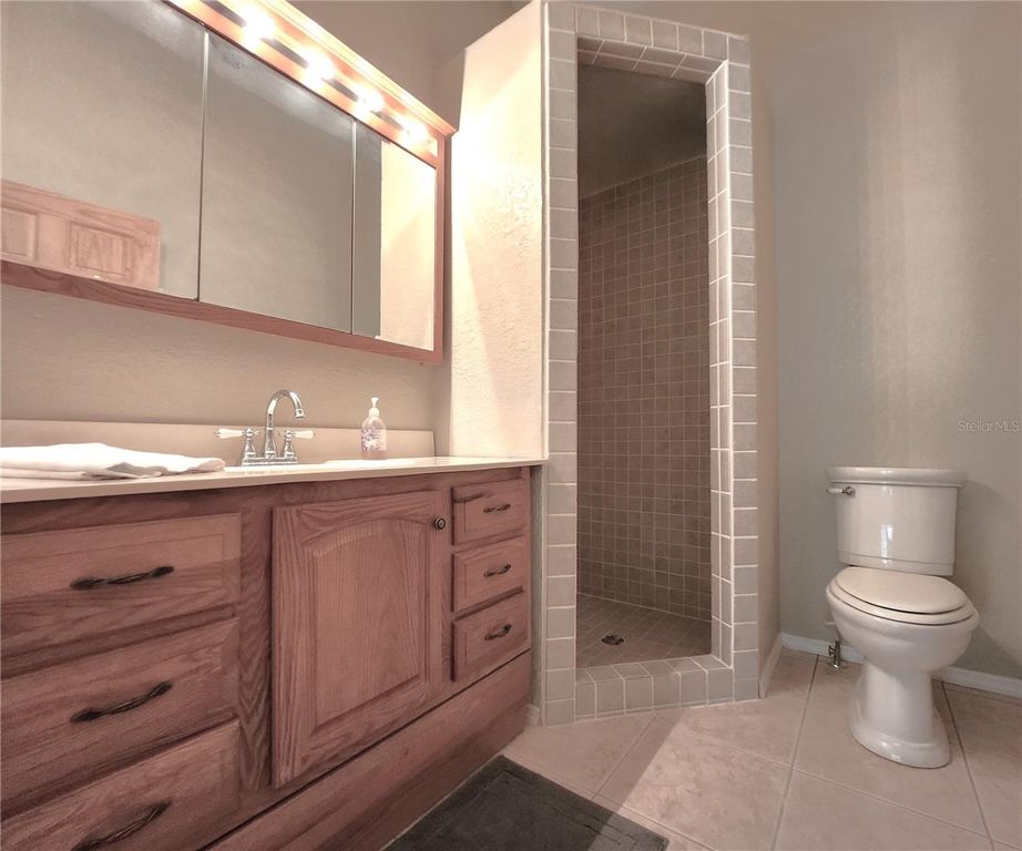 Image 39 of property listing at 102 17TH STREET NE, Bradenton, FL 34208