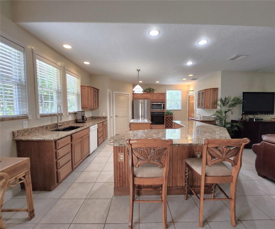 Image 48 of property listing at 102 17TH STREET NE, Bradenton, FL 34208