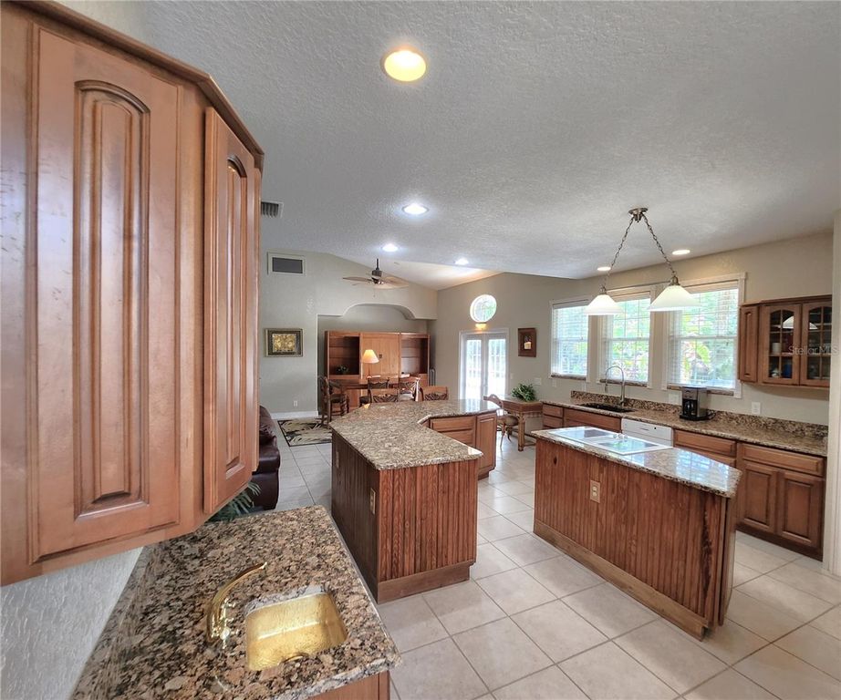 Image 50 of property listing at 102 17TH STREET NE, Bradenton, FL 34208