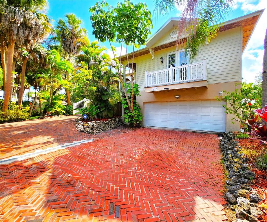 Image 6 of property listing at 102 17TH STREET NE, Bradenton, FL 34208