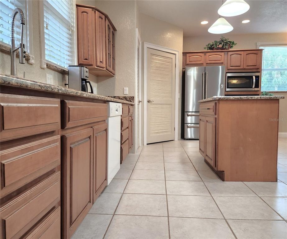 Image 53 of property listing at 102 17TH STREET NE, Bradenton, FL 34208